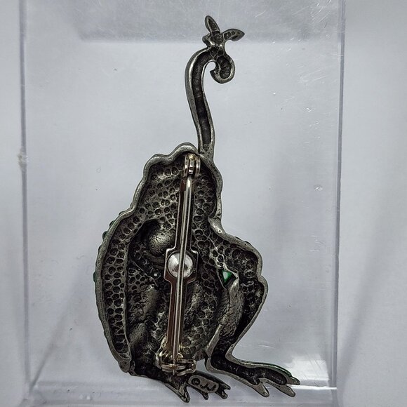 Vintage JJ Pewter Frog toad Brooch Pin Catching Bug 2 Inches - Picture 3 of 6
